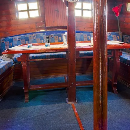 Houseboat Santa Marina With 8 Cabins Hotel na wodzie Warna