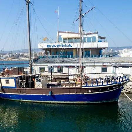 Houseboat Santa Marina With 8 Cabins