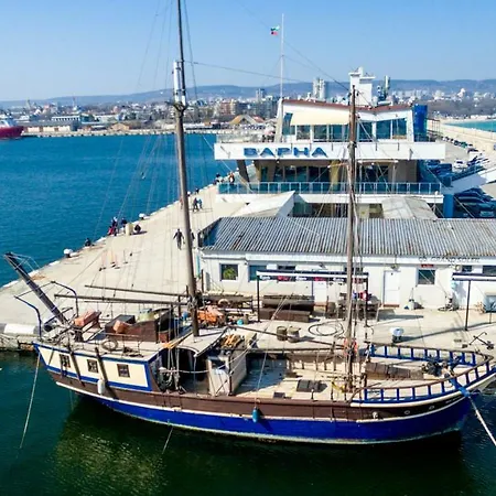 Houseboat Santa Marina With 8 Cabins