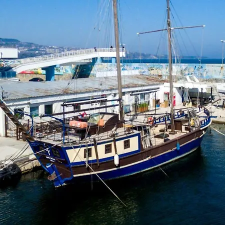 Houseboat Santa Marina With 8 Cabins Warna
