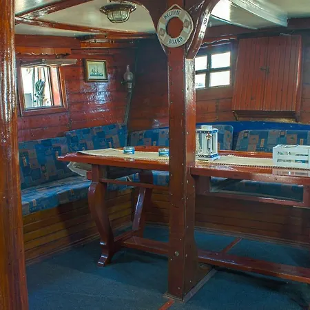 Houseboat Santa Marina With 8 Cabins Warna